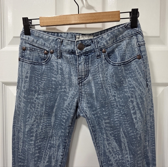 Free People Ankle Zip Skinny Jeans Reptile Snake Print Acid Wash, Size 26 - Picture 5 of 7